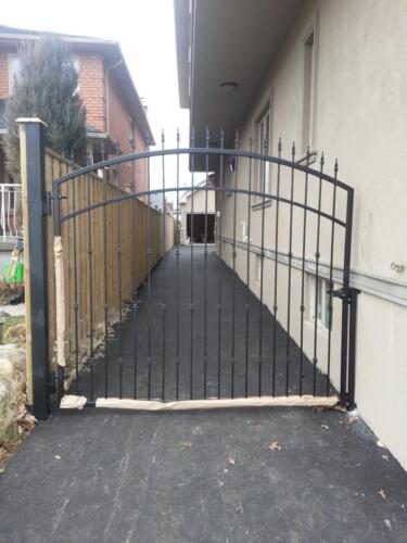 00471 Metal Gates